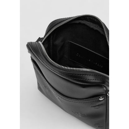 Crossbody Messenger Bag by Calvin Klein Jeans for men in polyethylene & polyurethane black & signature features a artisanal Polyethylene & Polyurethane Crossbody Messenger Bag design with a secure , ample , and versatile crossbody-strap, shoulder-strap & adjustable-strap for a artisanal finish.