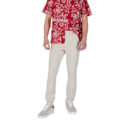 Trousers by Tommy Hilfiger Jeans for men in stretch cotton beige presents a perennial silhouette, meticulously tailored with a skinny & slim cut, long finish, and an elegant .