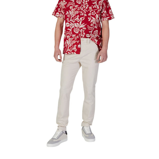 Trousers by Tommy Hilfiger Jeans for men in stretch cotton beige presents a perennial silhouette, meticulously tailored with a skinny & slim cut, long finish, and an elegant .