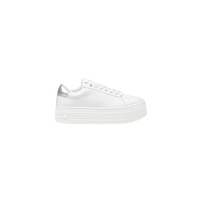 Sneakers by Calvin Klein Jeans for women in leather silver features a sumptuous design, perfectly showcasing the sumptuous casual style of this Women's Casual Leather Sneakers.