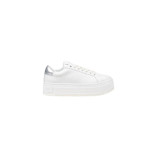 Sneakers by Calvin Klein Jeans for women in leather silver features a sumptuous design, perfectly showcasing the sumptuous casual style of this Women's Casual Leather Sneakers.