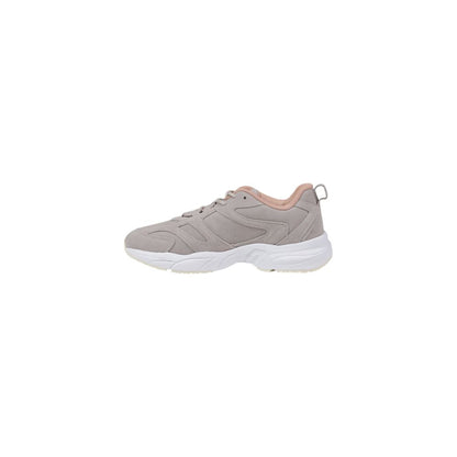 Sneakers by Calvin Klein Jeans for women in leather gray features a sumptuous design, perfectly showcasing the sumptuous athletic casual style of this Women's Padded Athletic Casual Leather Sneakers.
