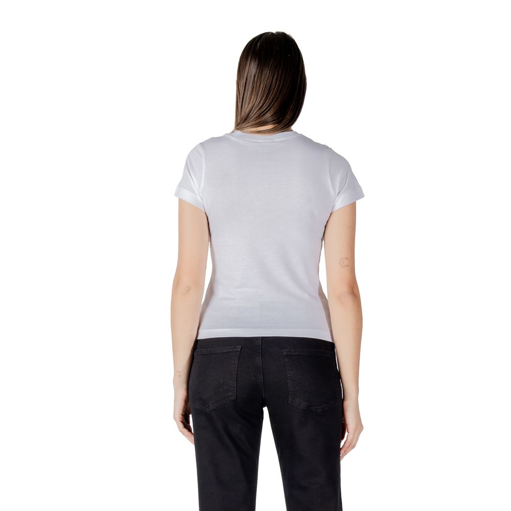 T-Shirt by Guess Active for women in cotton white features an edgy silhouette, meticulously detailed with a sophisticated and for a truly edgy finish.