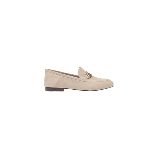 This Platform Loafers Pumps Heels by Guess for women in leather beige presents a effortlessly chic silhouette from the Women's Leather Platform Loafers Pumps Heels collection, featuring a effortlessly chic platform and effortlessly chic .