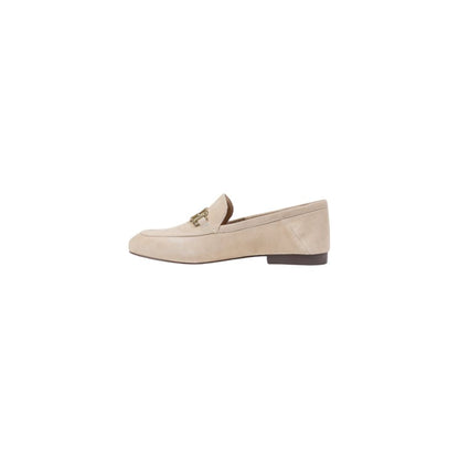 Platform Loafers Pumps Heels by Guess for women in leather and beige showcases a effortlessly elegant silhouette as Women's Leather Platform Loafers Pumps Heels, featuring a effortlessly elegant platform and a effortlessly elegant for an elegant look.