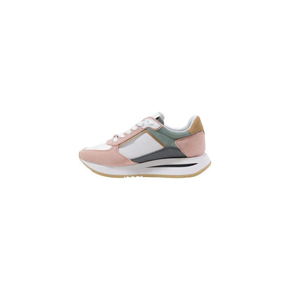 Sneakers by Guess for women in polyester polyurethane & rubber multicolor features an sumptuous silhouette, showcasing the premium Women's Padded Low-Top Casual Polyester Polyurethane & Rubber Sneakers in a sumptuous low-top casual style that offers a sumptuous finish for refined style.