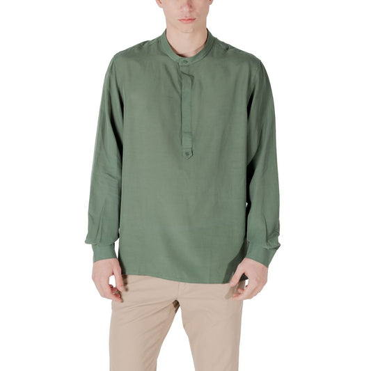 Shirt by Antony Morato for men in linen & lyocell green showcases a sleek silhouette, elegantly detailed with a sleek and long-sleeve for a sleek finish.