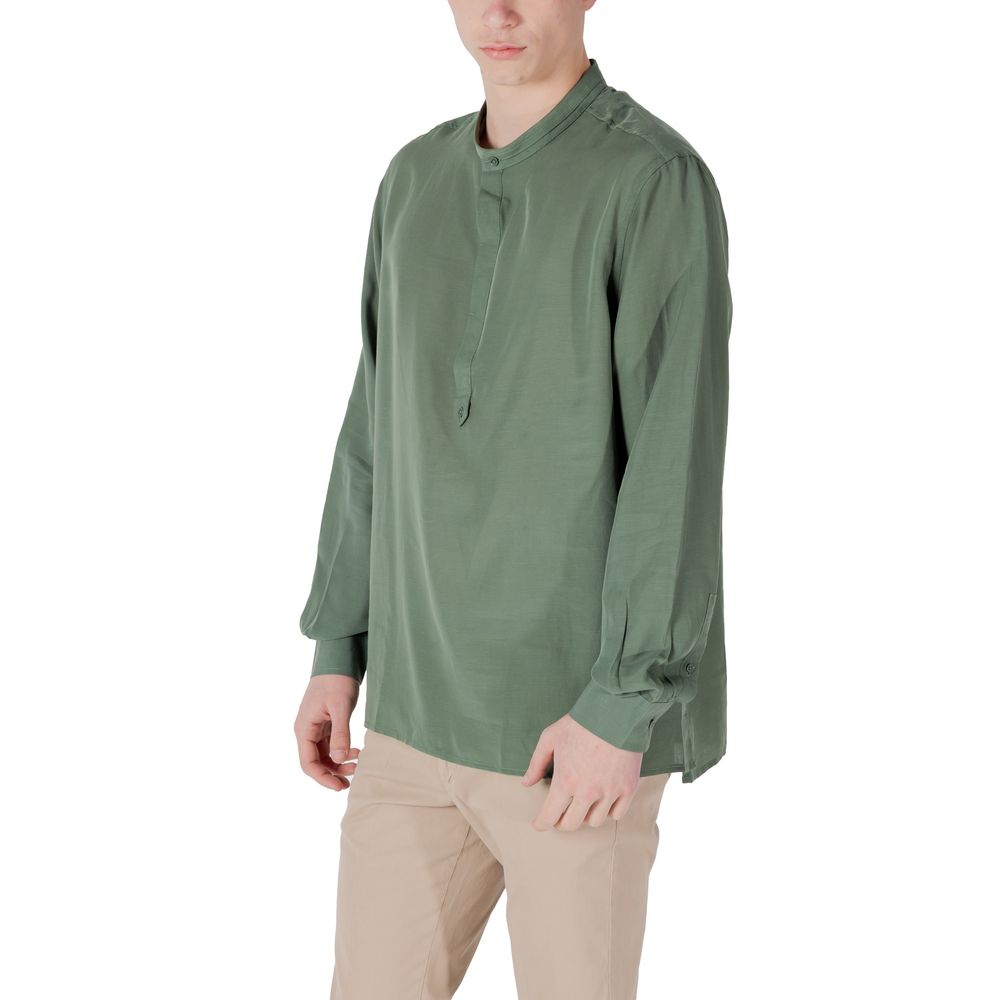 Shirt by Antony Morato for men in linen & lyocell green showcases a sublime silhouette, artfully detailed with a sublime and for a sophisticated, sublime finish.