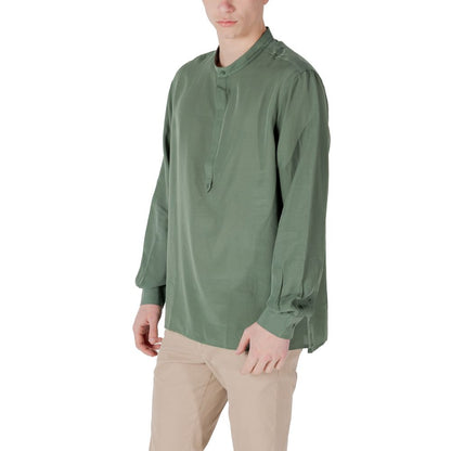 Shirt by Antony Morato for men in linen & lyocell green showcases a sublime silhouette, artfully detailed with a sublime and for a sophisticated, sublime finish.