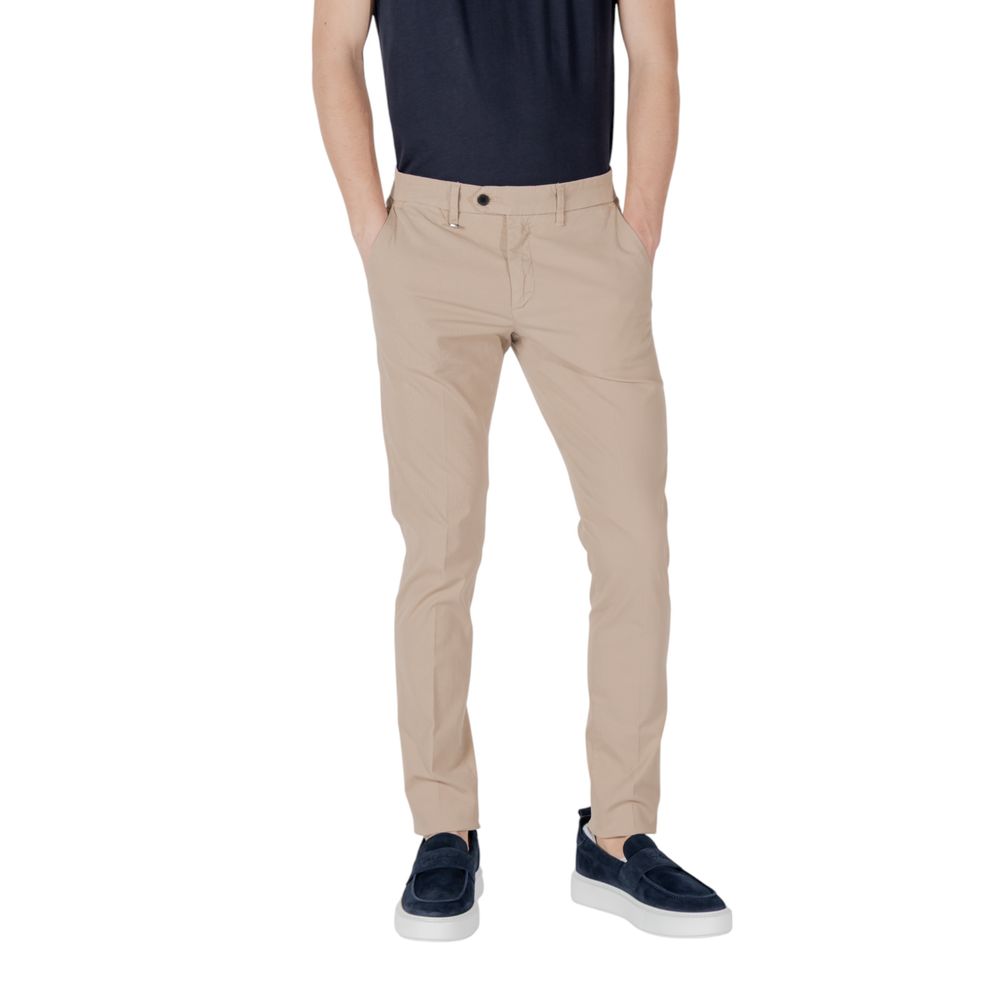 Trousers by Antony Morato for men in stretch cotton beige presents a perennial silhouette, meticulously tailored with a skinny & slim cut, long finish, and an elegant .