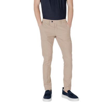 Trousers by Antony Morato for men in stretch cotton beige presents a perennial silhouette, meticulously tailored with a skinny & slim cut, long finish, and an elegant .