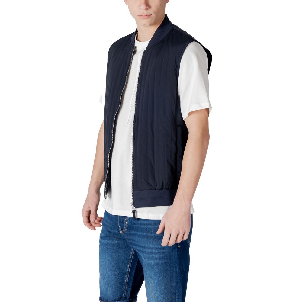 This Bomber Jacket by Antony Morato for men in cotton polyester blue exhibits a edgy silhouette, meticulously detailed with functional pockets and a edgy for a edgy finish.