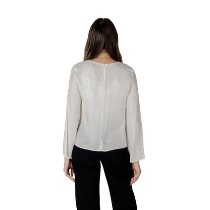 Shirt by Armani Exchange for women in viscose cream showcases a sublime silhouette, artfully detailed with a sublime and for a sophisticated, sublime finish.