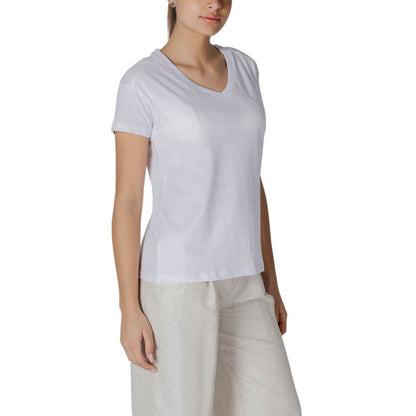 T-Shirt by Armani Exchange for women in cotton white showcases a dramatic silhouette, elegantly detailed with a dramatic and for a truly dramatic finish.