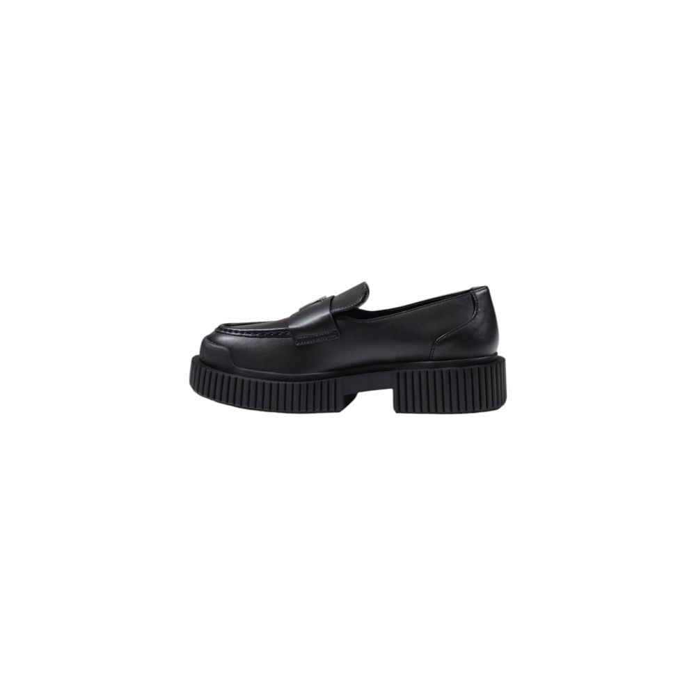 This Platform Pumps Heels by Armani Exchange for women in leather black presents a effortlessly chic silhouette from the Women's Leather Platform Pumps Heels collection, featuring a effortlessly chic platform and effortlessly chic .