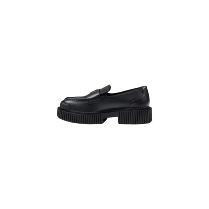 This Platform Pumps Heels by Armani Exchange for women in leather black presents a effortlessly chic silhouette from the Women's Leather Platform Pumps Heels collection, featuring a effortlessly chic platform and effortlessly chic .