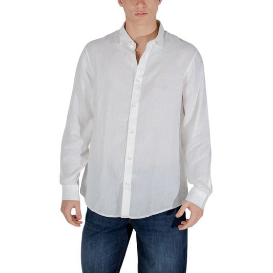 Shirt by Armani Exchange for men in linen white showcases a sleek silhouette, elegantly detailed with a sleek and long-sleeve for a sleek finish.