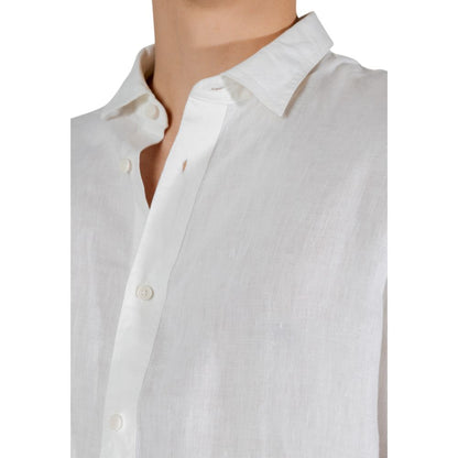 Shirt by Armani Exchange for men in linen white presents a discerning silhouette, showcasing a sophisticated and for a truly discerning finish.