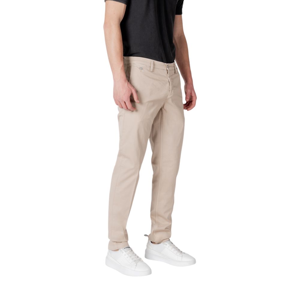 Trousers by Replay for men in stretch cotton beige presents a smart silhouette, meticulously detailed with a smart regular-fit, a smart long, and a smart .