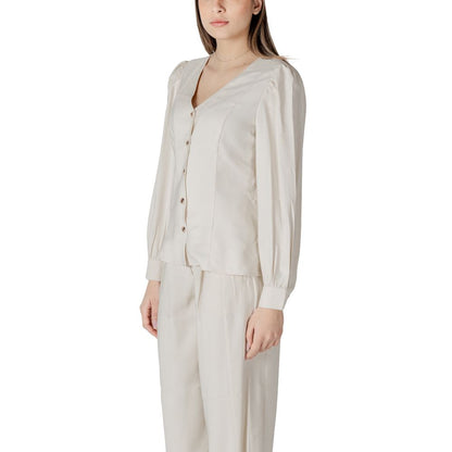Activewear Top by Vila Clothes for women in polyester & viscose cream showcases a ergonomic silhouette, highlighting a ergonomic v-neck neckline and with performance-driven for a premium look.