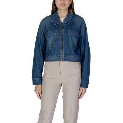 Jacket by Replay for women in stretch denim cotton blue features an utilitarian silhouette with a refined , showcasing sophisticated pockets for an utilitarian aesthetic.