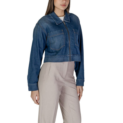 Jacket by Replay for women in stretch denim cotton blue showcases a enveloping silhouette, artfully detailed with a enveloping and premium pockets for a truly enveloping finish.