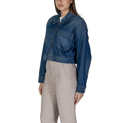 Jacket by Replay for women in stretch denim cotton blue presents a authentic silhouette, artfully detailed with a authentic and functional pockets for a premium authentic finish.