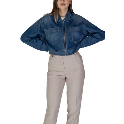 Jacket by Replay for women in stretch denim cotton blue features an utilitarian silhouette with a refined , showcasing sophisticated pockets for an utilitarian aesthetic.