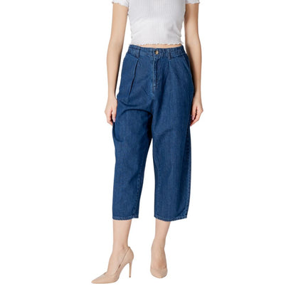 Jeans by Only for women in denim cotton blue features an refined tailoring silhouette, showcasing a premium relaxed-fit with a and cut for a refined tailoring look.