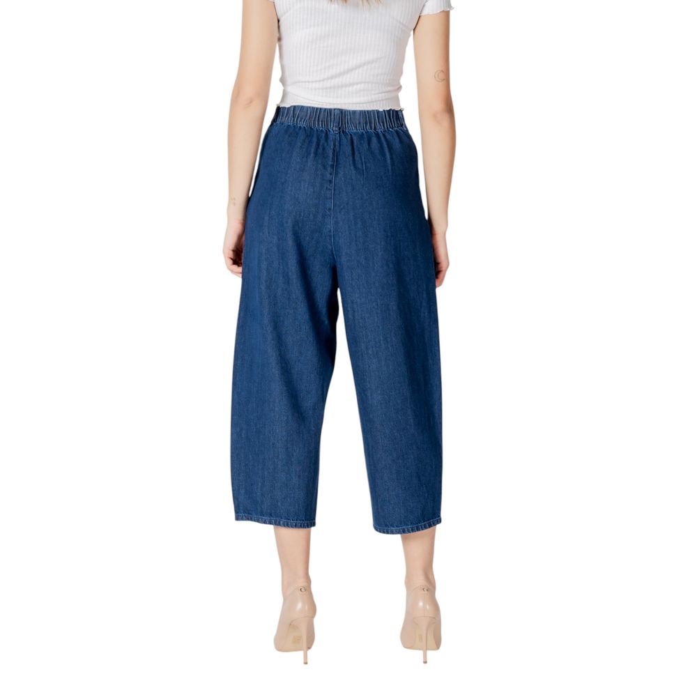 Jeans by Only for women in denim cotton blue features an sophisticated and relaxed-fit with a precise , creating a sophisticated and sophisticated silhouette.