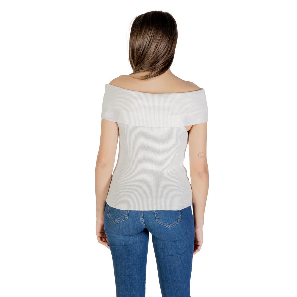 T-Shirt by Only for women in cotton polyester white features an edgy silhouette, meticulously detailed with a sophisticated and for a truly edgy finish.