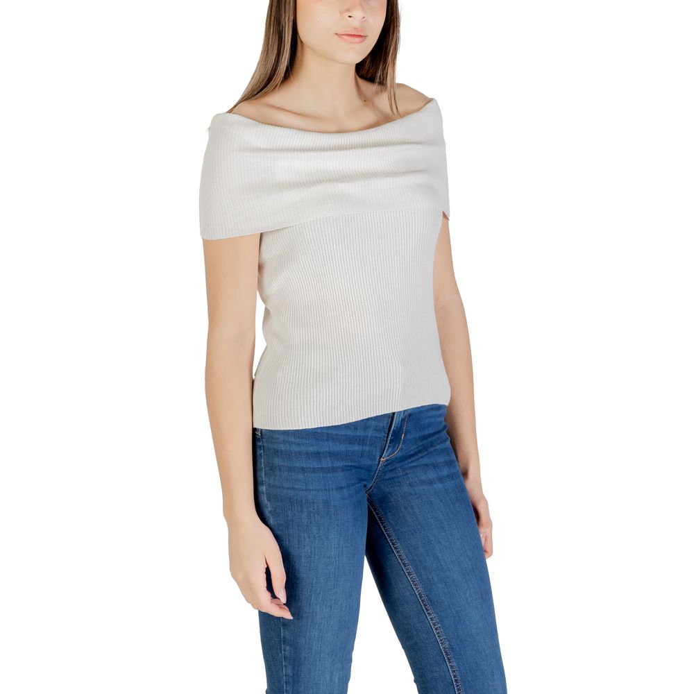 T-Shirt by Only for women in cotton polyester white features a plush silhouette, showcasing a sophisticated and for a truly plush finish.