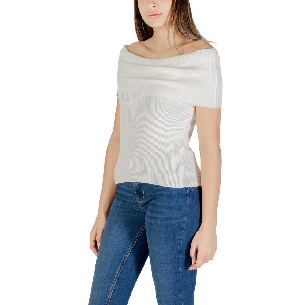 T-Shirt by Only for women in cotton polyester white features an on trend silhouette, perfectly showcasing a on trend and for an elevated aesthetic.