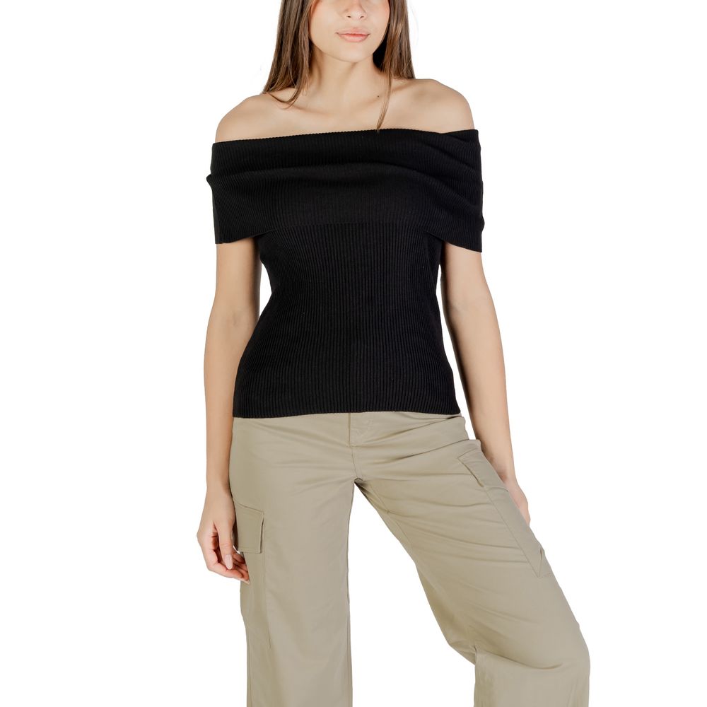 Shirt by Only for women in cotton polyester black showcases a sharp silhouette, elegantly detailed with a sharp and sharp short-sleeve.