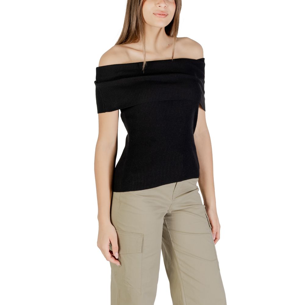 Shirt by Only for women in cotton polyester black presents a discerning silhouette, showcasing a sophisticated and for a truly discerning finish.