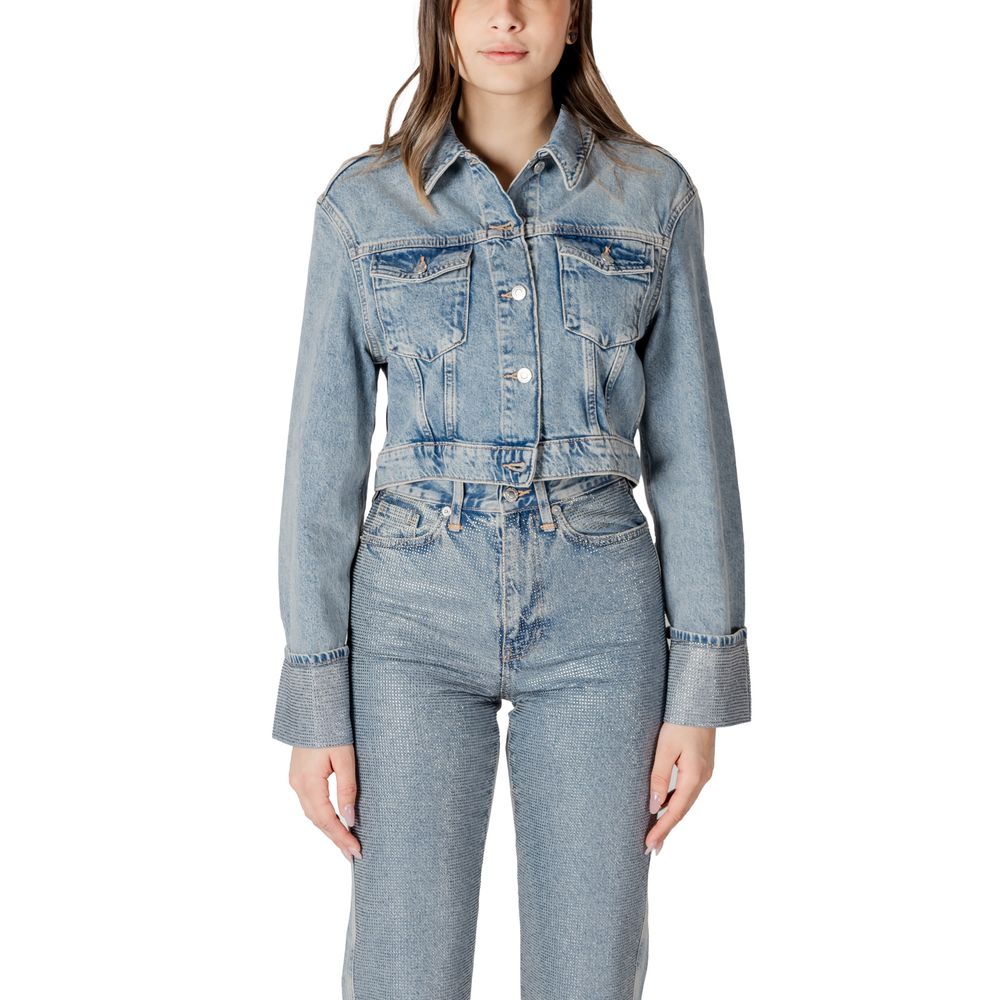 This Jacket by Only for women in organic cotton denim light-blue showcases a magnificent silhouette, meticulously crafted with a distinctive and functional pockets for a magnificent finish.