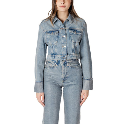 This Jacket by Only for women in organic cotton denim light-blue showcases a magnificent silhouette, meticulously crafted with a distinctive and functional pockets for a magnificent finish.