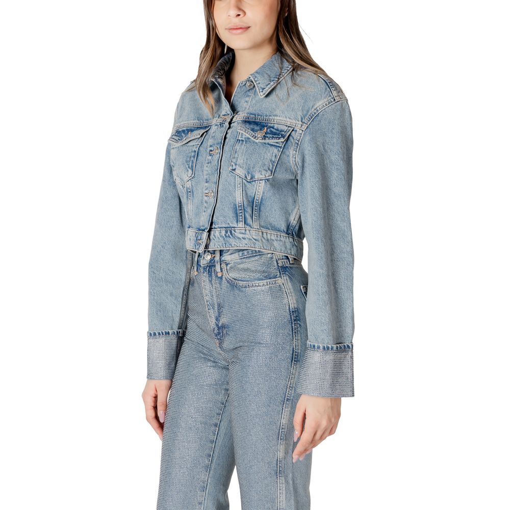 Jacket by Only for women in organic cotton denim light-blue showcases a enveloping silhouette, artfully detailed with a enveloping and premium pockets for a truly enveloping finish.