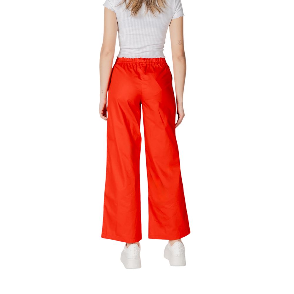 Trousers by Only for women in cotton red presents a perennial silhouette, meticulously tailored with a wide cut, long finish, and an elegant .