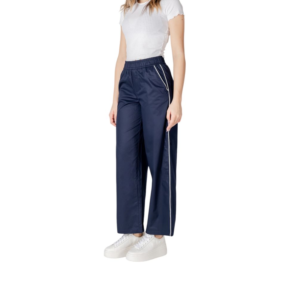 Trousers by Only for women in cotton blue presents a perennial silhouette, meticulously tailored with a wide cut, long finish, and an elegant .