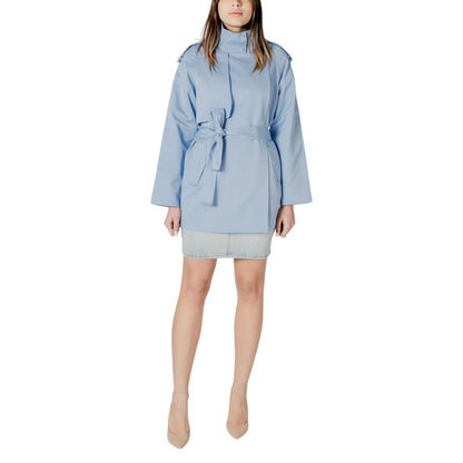 This Parka by Morgan De Toi for women in cotton polyester blue presents a utilitarian silhouette, meticulously detailed with and a utilitarian high-collar neckline for a sophisticated, weather-ready look.