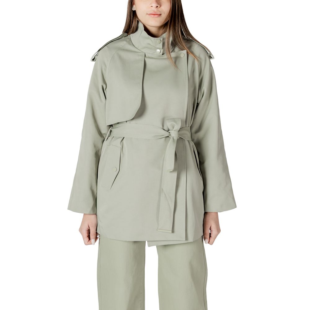This Parka by Morgan De Toi for women in cotton polyester green presents a utilitarian silhouette, meticulously detailed with and a utilitarian high-collar neckline for a sophisticated, weather-ready look.