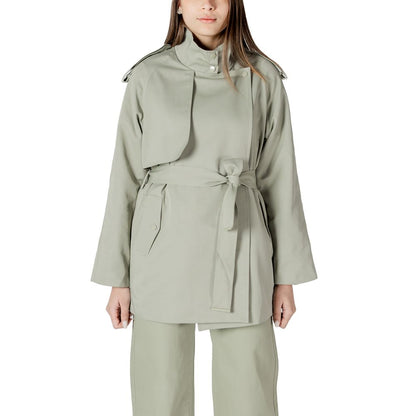 This Parka by Morgan De Toi for women in cotton polyester green presents a utilitarian silhouette, meticulously detailed with and a utilitarian high-collar neckline for a sophisticated, weather-ready look.