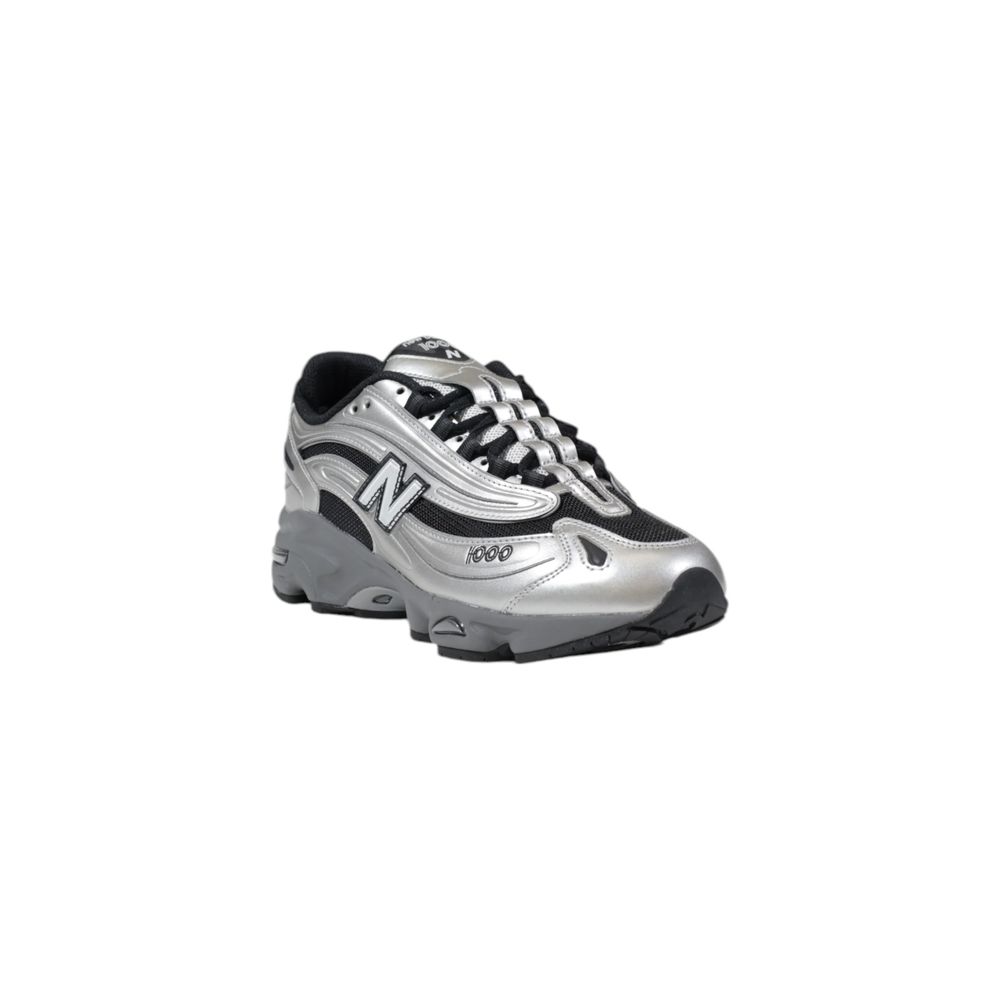 Sneakers by New Balance for men in synthetic textile & mesh silver features a sumptuous design, perfectly showcasing the sumptuous athletic style of this Men's Athletic Synthetic Textile & Mesh Sneakers.