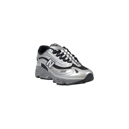 Sneakers by New Balance for men in synthetic textile & mesh silver features a sumptuous design, perfectly showcasing the sumptuous athletic style of this Men's Athletic Synthetic Textile & Mesh Sneakers.