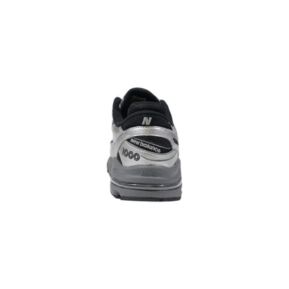 Sneakers by New Balance for men in synthetic textile & mesh silver features an sumptuous design from the Men's Athletic Synthetic Textile & Mesh Sneakers collection, highlighting a sumptuous athletic style for a premium, high-fashion look.