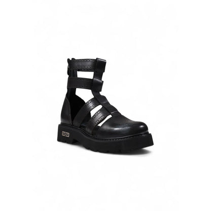 Sandals by Cult for women in leather black features an architectural design from the Women's Leather Sandals collection, defined by a architectural and for a architectural finish.