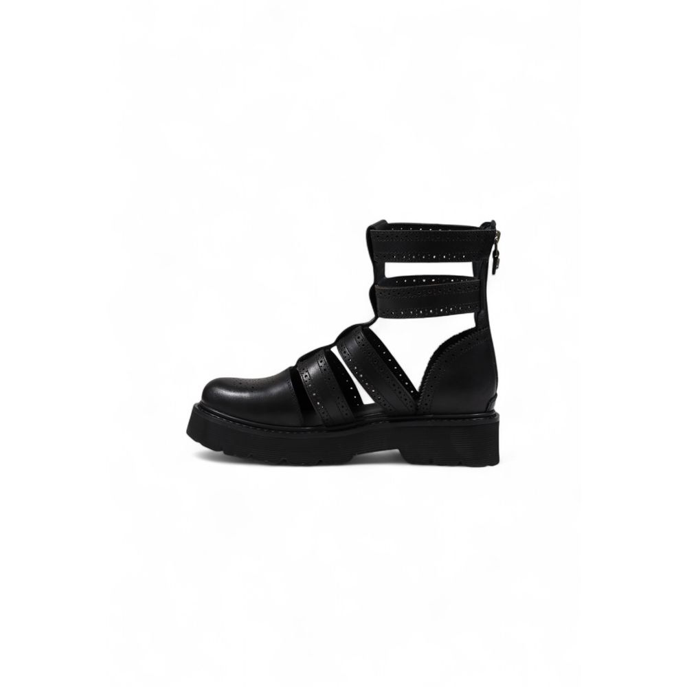 Sandals by Cult for women in leather black presents a sculptural silhouette, showcasing the Women's Leather Sandals design with a sculptural and for a premium look.