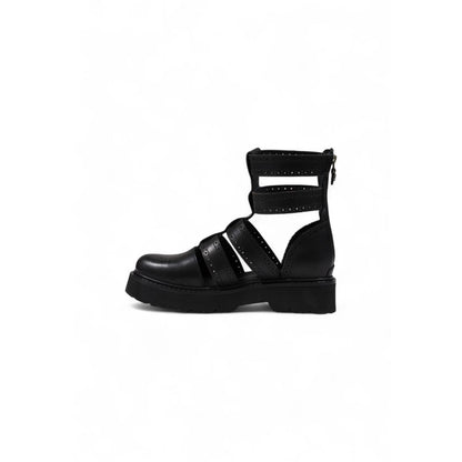 Sandals by Cult for women in leather black presents a sculptural silhouette, showcasing the Women's Leather Sandals design with a sculptural and for a premium look.