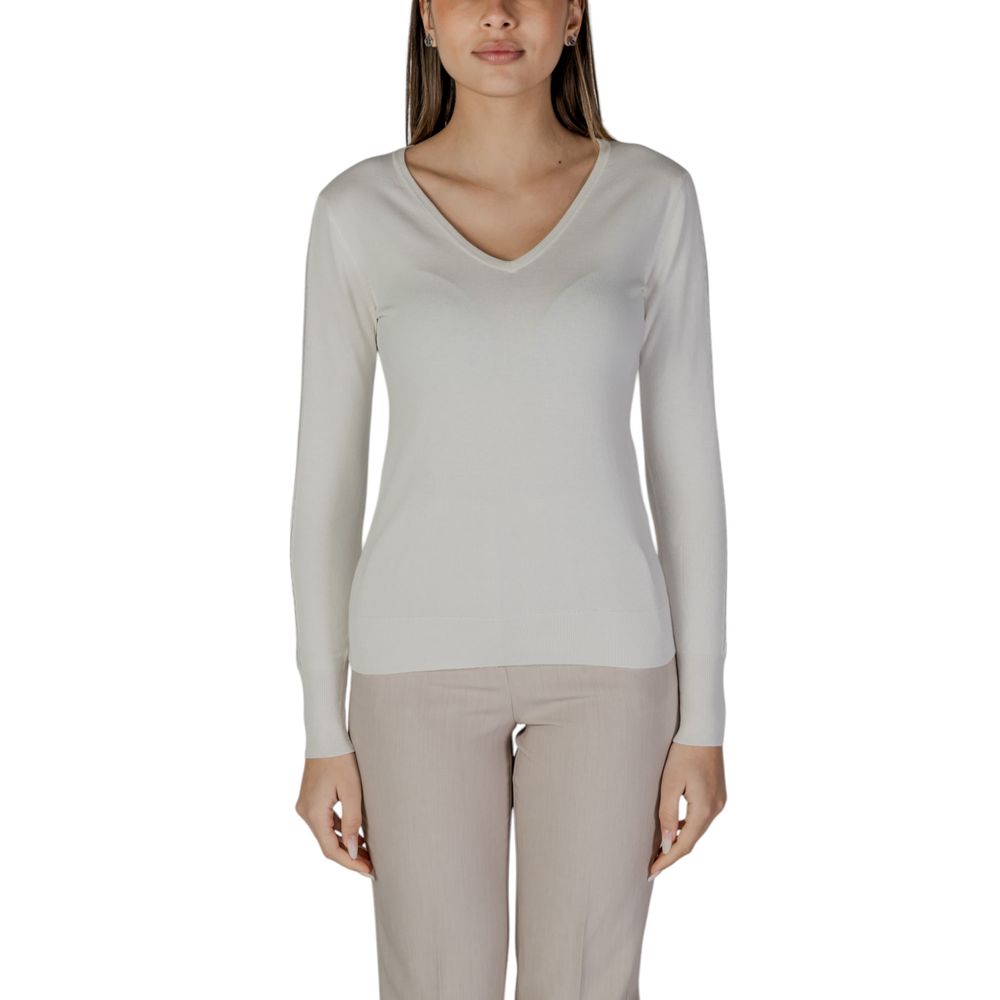 T-Shirt by Street One for women in strech viscose cream showcases a dramatic silhouette, elegantly detailed with a dramatic and long-sleeve for a truly dramatic finish.